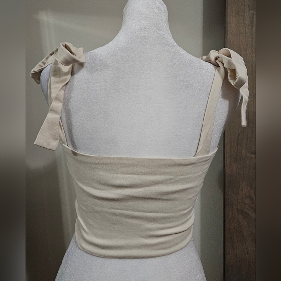 VESPER Sweetheart Neckline Cropped Top With Shoulder Ties In Cream. Size 6 - Picture 11 of 13